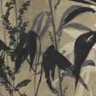 Abstraktes Wanddesign mit beige-grau- und schwarze Pflanzensilhouetten, Bezeichnung Beige Perenne aus der Balance-Kollektion von k'moor walldesign