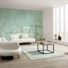 Blu Perenne Balance Wanddesign von k'moor Walldesign in türkisfarbener Wand hinter einem modernen Wohnzimmer mit hellen Möbeln und Holzfußboden
