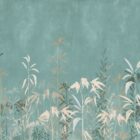 Blaue-grüne Hintergrundfläche mit silbernen Pflanzensilhouetten am unteren Rand; abstraktes Wanddesign aus der Blu Perenne Kollektion von k'moor walldesign