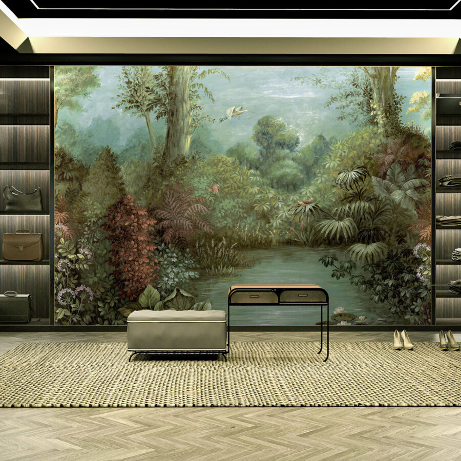 Mozart´s Garden Wand-Design mit einer grünen Landschaftsmalerei vor dunkler Umgebung, betont durch Regale und Teppichboden; Teil der Balance Kollektion von k'moor walldesign