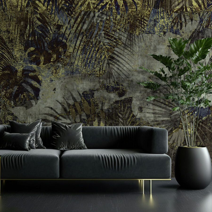 Nomadic Wanddesign-Hintergrund mit dunklem Sofa, grünem Pflanzentopf und goldfarbenem Muster, k'moor walldesign Balance Kollektion