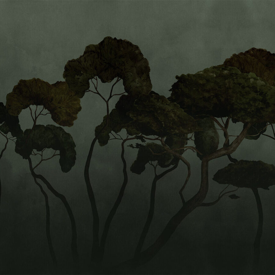 Dark Pines Green zeigt eine dunkle grüne Waldlandschaft mit hoch aufragenden, schmalen Baumstämmen, als Hintergrundbild für das Essence Wanddesign von k'moor walldesign.