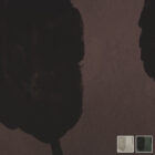 Dunkle, abstrakte Waldformen vor einer warmbraunen Fläche als Wanddesign Dark Pines von k'moor Walldesign.