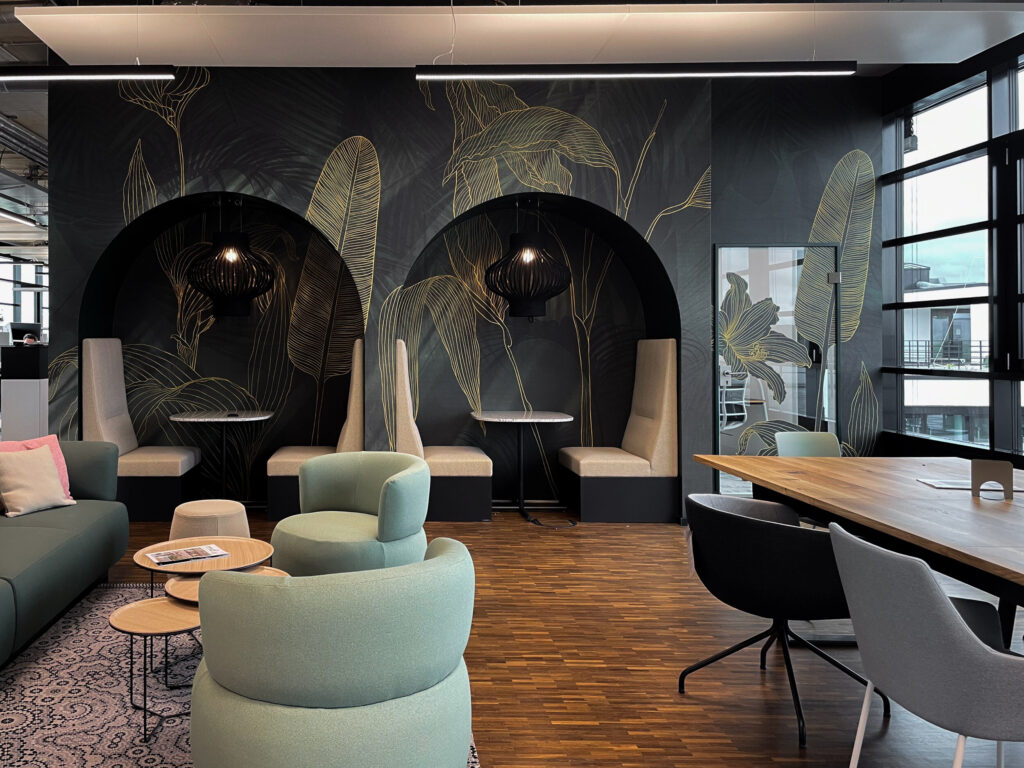 k-moor- k’moor Wanddesign – Dunkle Tapete mit goldenen Akzenten in MW Büroplanung München Dunkle Wandgestaltung mit k’moor Design-Tapete Gold Flowers Dark, goldene Linien akzentuieren die Sitznischen im modernen MW Büroplanung München