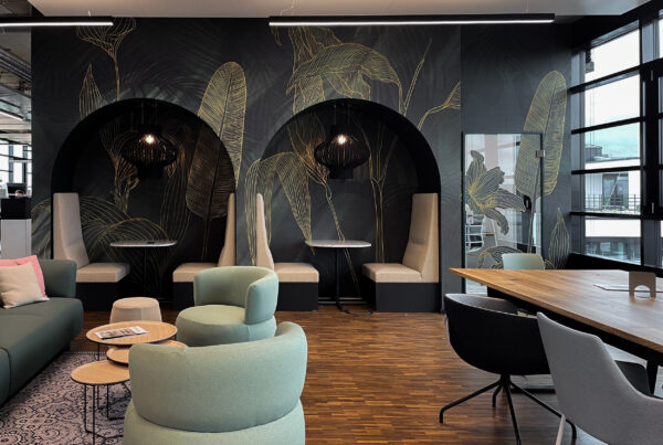 Dunkle Wandgestaltung mit k’moor Design-Tapete Gold Flowers Dark, goldene Linien akzentuieren die Sitznischen im modernen MW Büroplanung München
