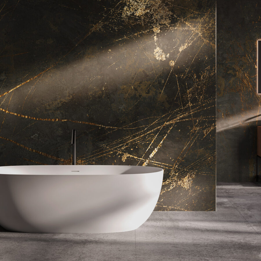 Dense Dynamic Obscure-Amber Wanddesign: dunkle Marmorfassade mit goldenen Adern hinter einer freistehenden weißen Badewanne, grüne Pflanze und Holzwaschtisch im Badezimmer