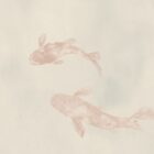 Pastellrosa Imperial Koi Rose Illustration mit zwei Koi-Fischen im fließenden Bogen, zarte rosa Töne auf cremefarbenem Hintergrund, künstlerisch abstrahiert