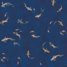 Imperial Koi Muster: orange Koi-Fische schwimmen auf tiefblauem Hintergrund, farbintensive Akzente in Orange und Weiß