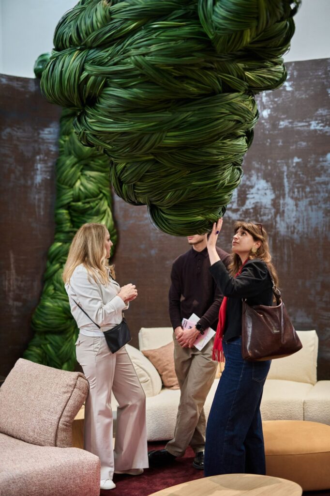Bei der Wandinstallation für Walter Knoll wird eine grüne, pflanzliche, stark strukturierte Gestaltung von Teammitgliedern begutachtet und angepasst.