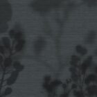 Dunkelgraue, texturierte Wandgestaltung mit weichen floralen Silhouetten in zarter Dusk-Optik, passend zur Essence-Kollektion „Soft Silhouettes Dusk“.