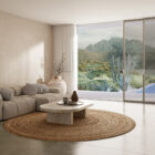 Beige Wandgestaltung „Soft Silhouettes Beige“ von k'moor walldesign mit sanftem Muster, warmem Wohnraum, Sofa und großem Fensterblick.