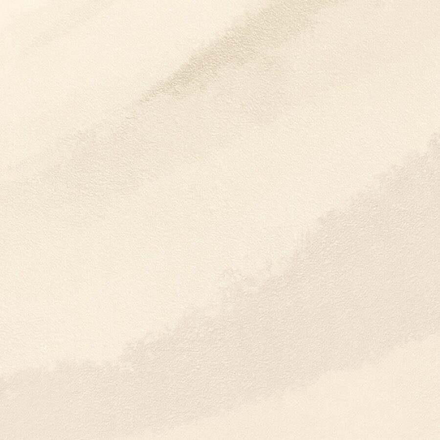 Soft cream wall texture from Mist over Mesa Creme by k'moor walldesign, with a subtle cloudy finish and 2 m format.