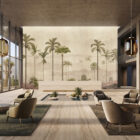 Das sandfarbene Marrakech-Wanddesign von k'moor bringt Palmenmotive und 037 m in die helle Lounge mit Glasfronten und warmen Sitzgruppen.