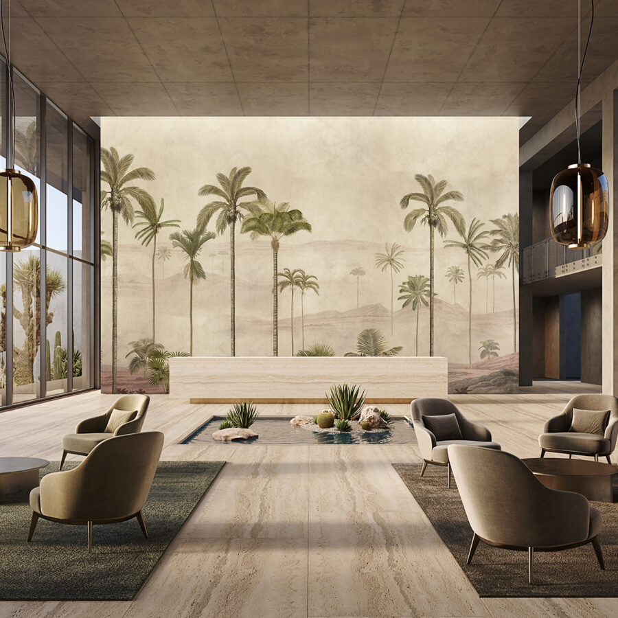 Das sandfarbene Marrakech-Wanddesign von k'moor bringt Palmenmotive und 037 m in die helle Lounge mit Glasfronten und warmen Sitzgruppen.