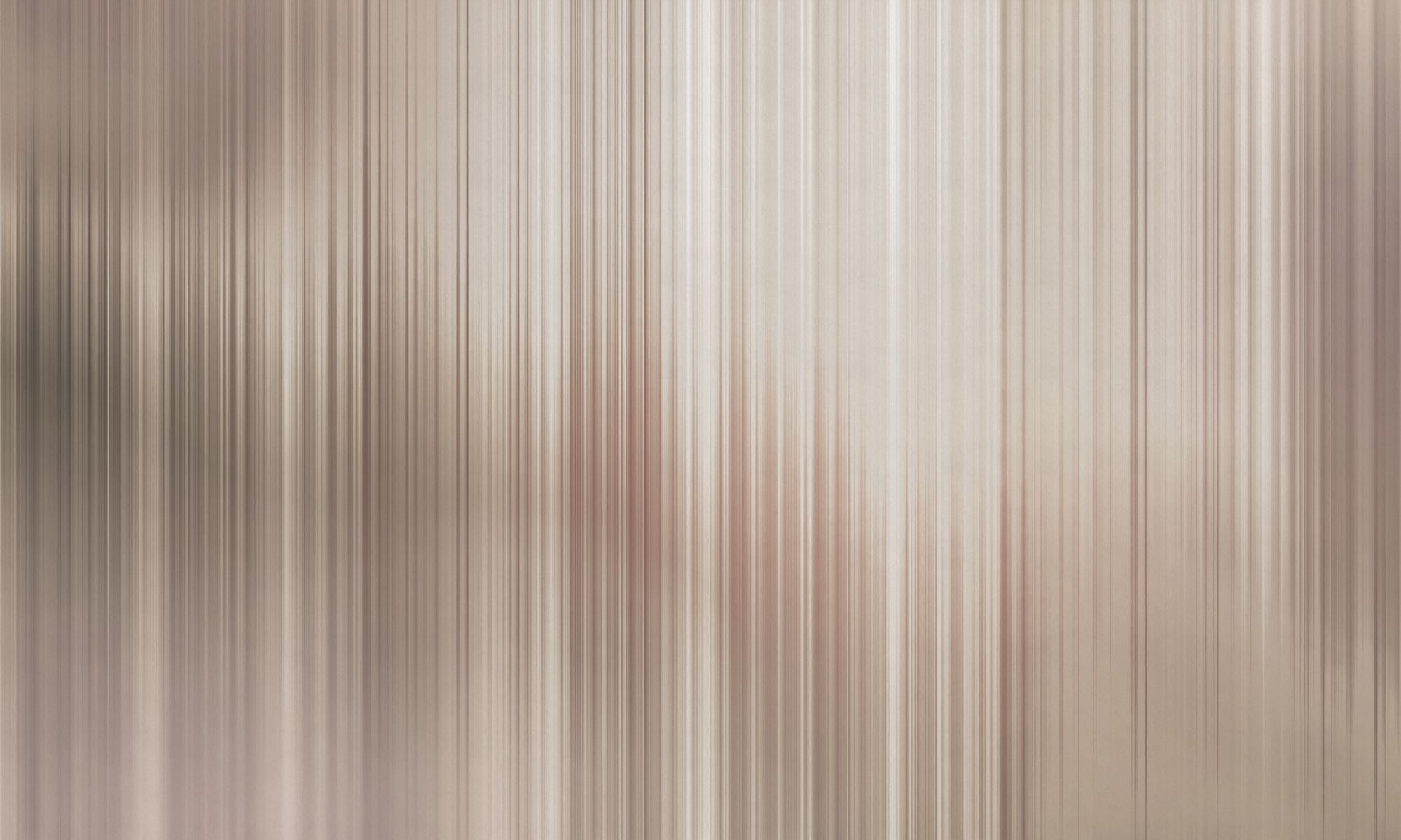 Feine vertikale Linien in Beige und Creme verlaufen über die Fläche und ergeben eine ruhige, textile Wandstruktur.