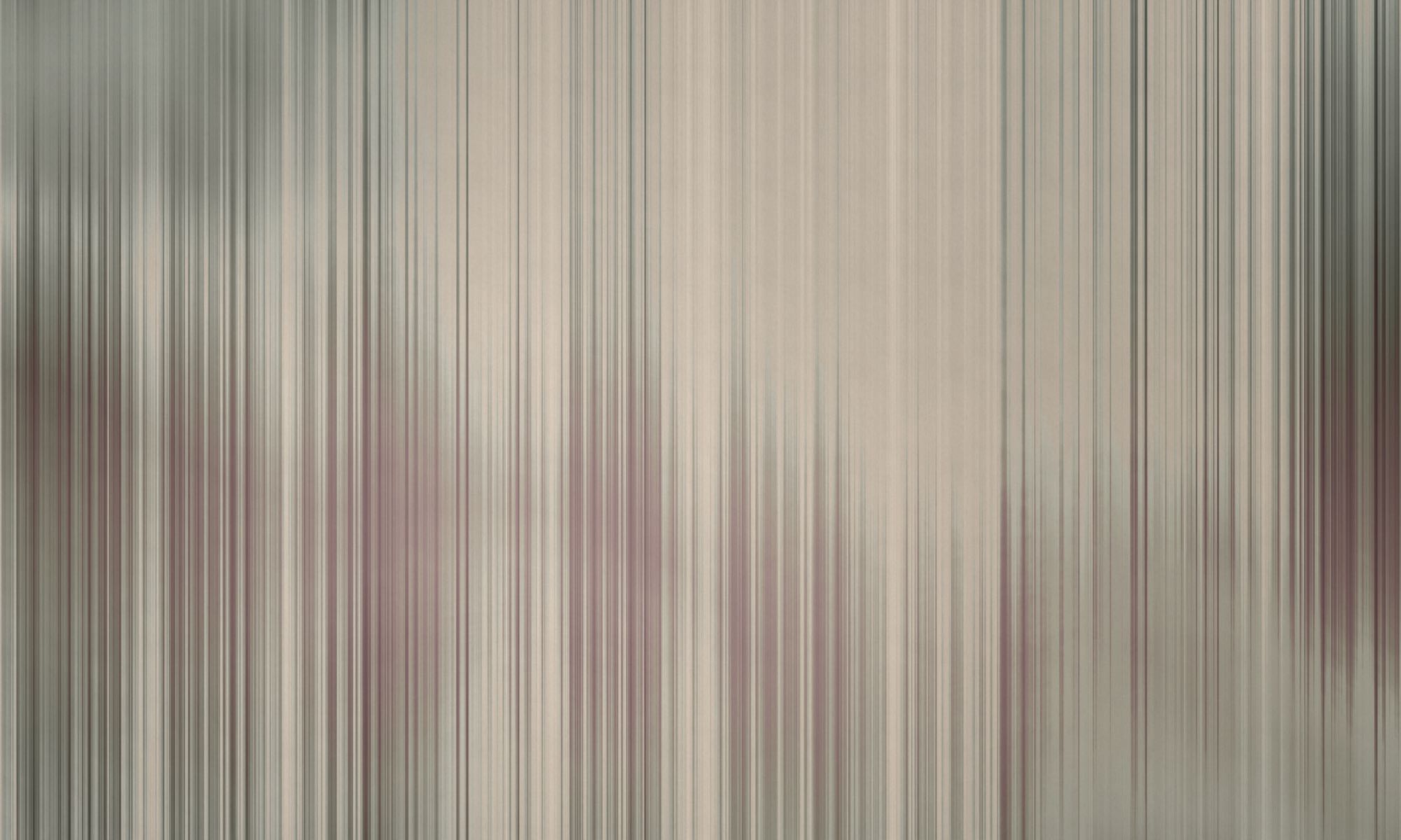 Feine senkrechte Linien in Grün-Grau, Beige und Rosé prägen das abstrakte Wanddesign Ripple von k'moor.