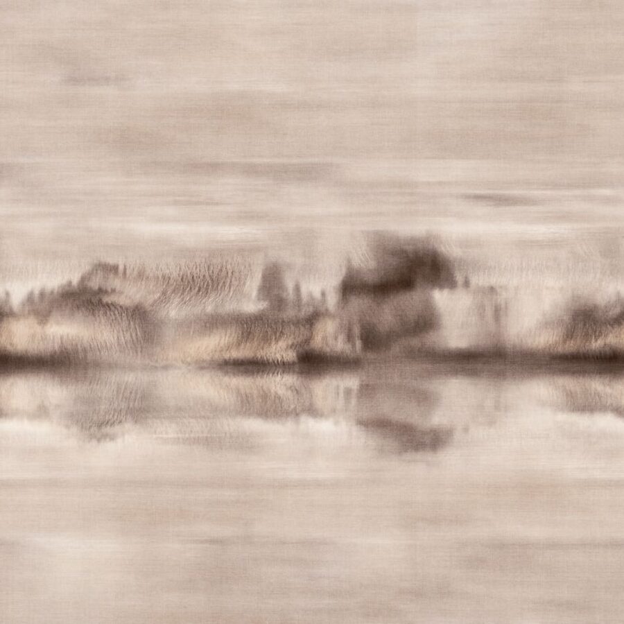 Sanfte, horizontale Braun- und Beigetöne formen ein abstraktes Wanddesign mit spiegelnden Reflexen und ruhigen Übergängen.