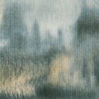Sanfte Schleier in Eisblau und Grau zeichnen die abstrakte Oberfläche von Fading Reflections Icy mit ruhiger Tiefe.