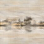 Ein weich verschwommenes Wanddesign in Beige und Grau zeigt horizontale, spiegelnde Reflexe mit ruhiger Wirkung.