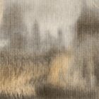Weiche beige und graue Farbverläufe mit feiner Gewebestruktur prägen das Wanddesign Fading Reflections von k'moor.
