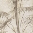 Feines Palmenmotiv auf beige strukturierter Tapete im Stil von k'moor Vintage Jungle Straw mit ruhiger Wirkung.