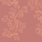 Das rosafarbene Wanddesign Kimono Rouge von k'moor zeigt ein zartes Muster aus hellen Blättern und Zweigen.