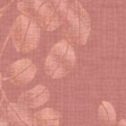 Feines rosa Blattmuster mit strukturierter Oberfläche aus der Essence-Kollektion von k'moor, in warmen Rosatönen gehalten.