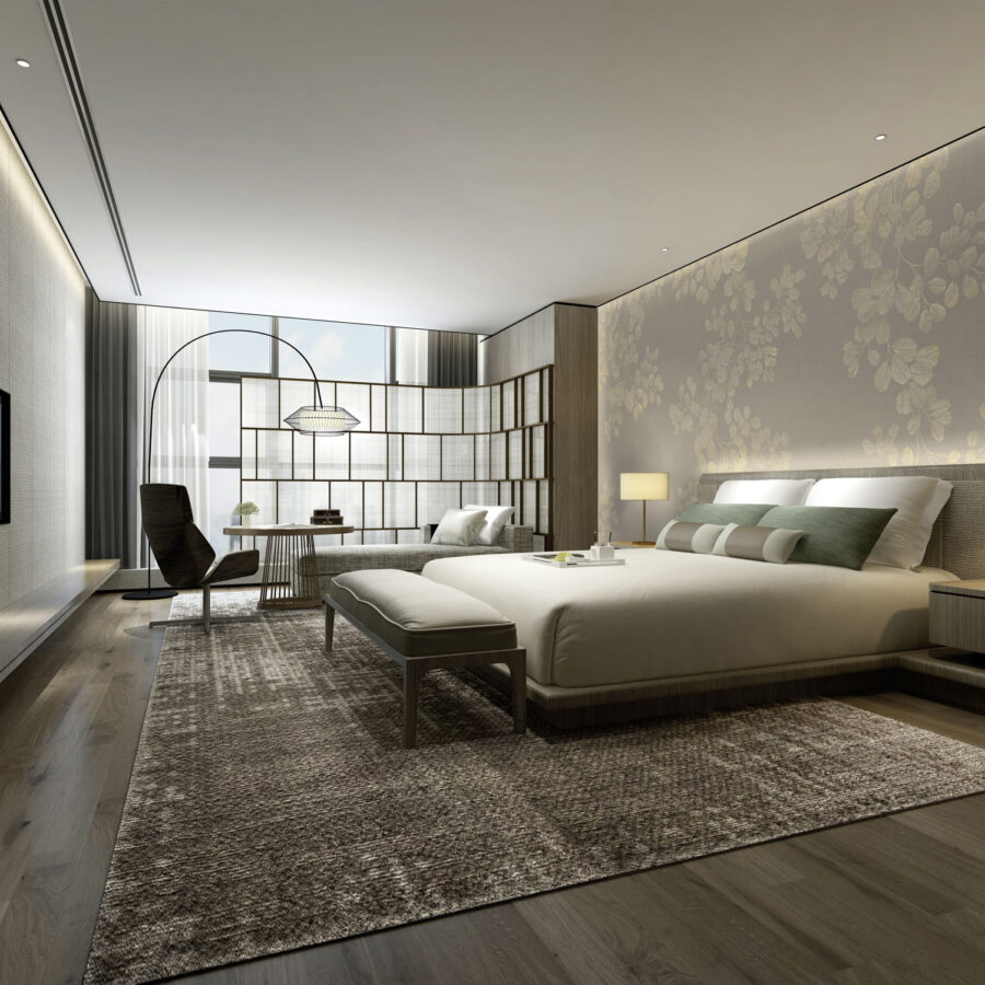 Ein elegantes Schlafzimmer mit Kimono Beige von k'moor, dezent floralen Wandflächen und ruhiger, moderner Einrichtung.