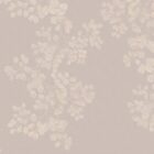 Zartes beige Wanddesign mit feinen Blütenzweigen und Blättern auf textilem Grundton der Essence Kollektion.