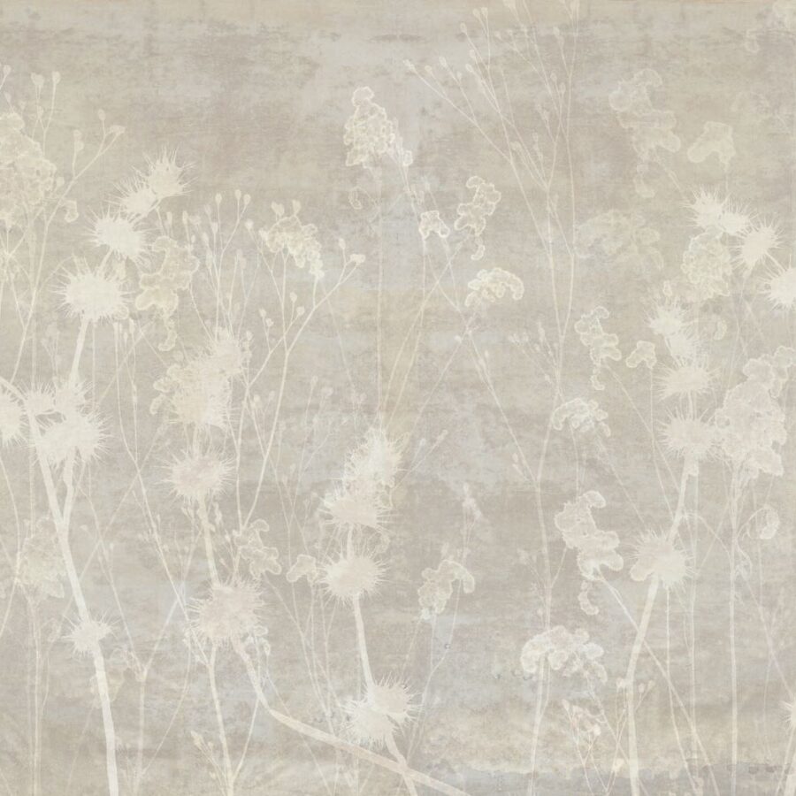 Zarte, hellgraue Pflanzenmotive mit feinen Blüten und hohen Stielen prägen das Wanddesign Silent Summer Grey von k'moor.