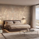 Ein ruhiges Schlafzimmer mit k'moor Wanddesign, warmen Naturtönen und Blick durch große Fenster auf Dünen und Meer.