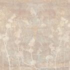 Zarte Wiesenblumen und feine Stiele zeichnen sich in Pastellbeige auf einem ruhig patinierten Hintergrund ab.
