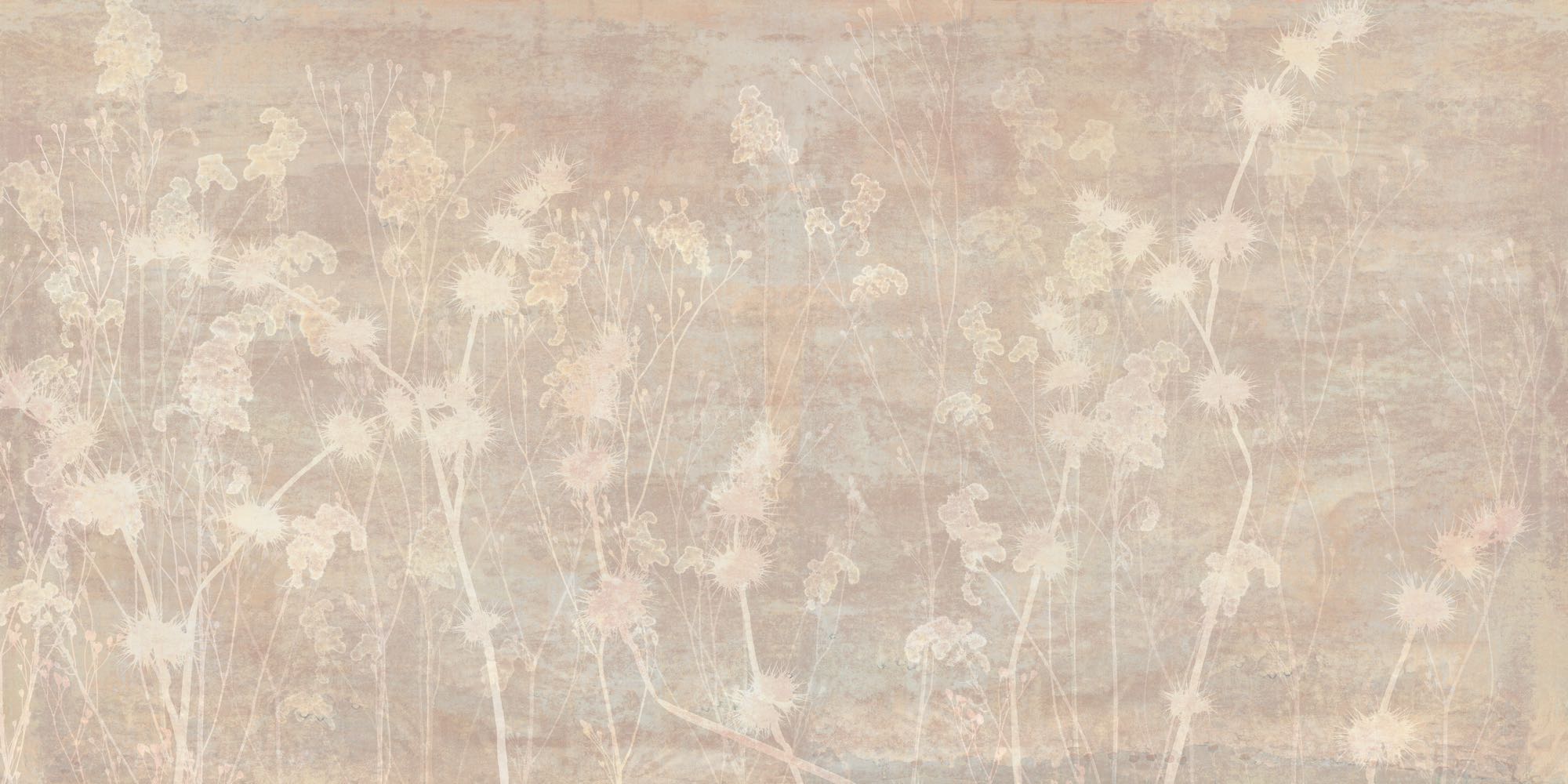 Zarte Wiesenblumen und feine Stiele zeichnen sich in Pastellbeige auf einem ruhig patinierten Hintergrund ab.